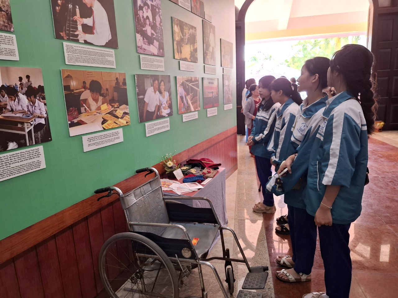 C&aacute;c em học sinh tham quan triển l&atilde;m - Ảnh: L.T